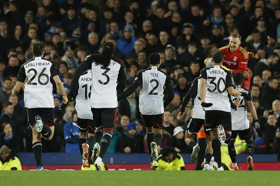 PENAMPILAN PERTAMA: Pasukan Fulham meraikan kemenangan sepakan penalti penentu mereka ke atas Everton. Kemenangan itu bermakna Fulham akan ke peringkat separuh akhir Piala Liga buat kali pertama