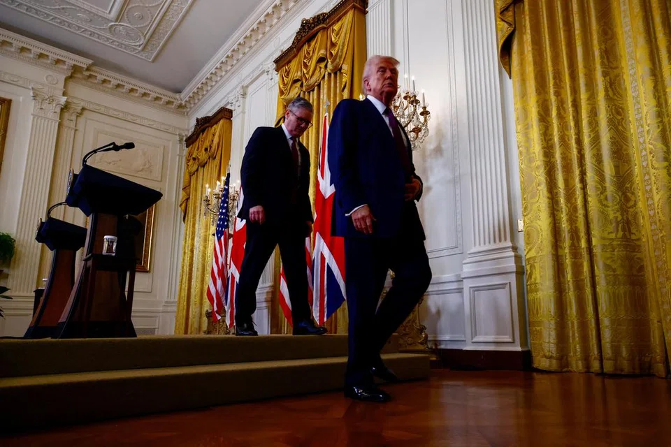 Presiden Amerika Syarikat, Donald Trump, dan Perdana Menteri Britain, Keir Starmer, berjalan meninggalkan sidang media di Rumah Putih di Washington, D.C pada 27 Februari 2025. 