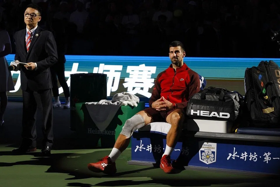 Novak Djokovic setelah dikalahkan Jannik Sinner pada pusingan akhir Shanghai Masters.