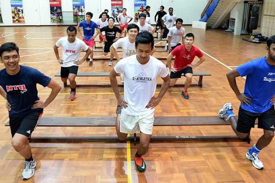 SIAP TURUN GELANGGANG: Pasukan Universiti Singapura gigih menjalani latihan sebagai persiapan menghadapi Kejohanan Floorball Universiti Dunia (WUFC) Keenam yang bermula hari ini. - Foto ZAINAL YAHYA