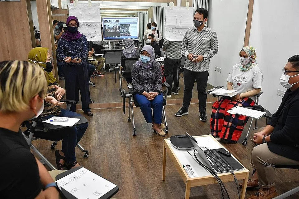 USAHA TINGKAT MASYARAKAT: Puan Halimah (tengah) yang diiringi Ketua Pegawai Eksekutif Yayasan Mendaki, Cik Zuraidah Abdullah (tiga dari kiri), dan Timbalan Pengerusi Yayasan Mendaki, Encik Zaqy Mohamad (tiga dari kanan), bertemu dengan beberapa peserta FEC di Mendaki@Choa Chu Kang termasuk Cik Norlin (dua dari kiri). - Foto BM oleh CHONG JUN LIANG