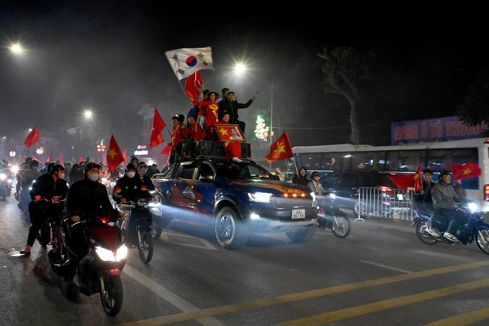 Penyokong Vietnam raikan kemenangan mereka ke atas Singapura di luar Stadium Viet Tri, Phu Tho. 