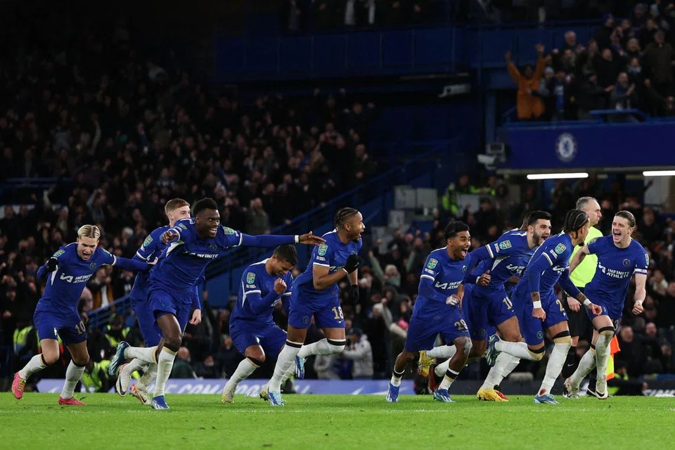 BANGKIT SEMULA: Para pemain Chelsea meraikan kemenangan sepakan penalti penentu mereka ke atas Newcastle untuk mara ke peringkat separuh akhir Piala Liga. 