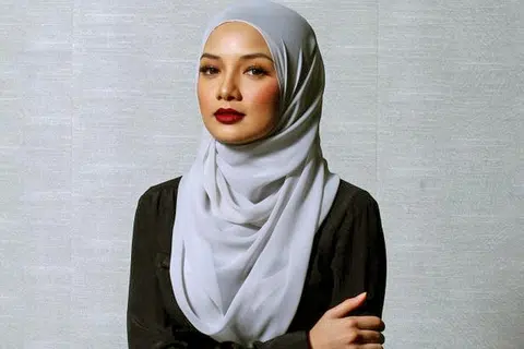 HARGAI PERSAHABATAN: Neelofa menganggap bekas kekasihnya, Datuk Hans Isaac, sebagai teman baik yang tidak terjejas pun jalinan persahabatan mereka walau apa pun terjadi. - Foto fail