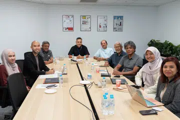 Berita Harian (BH), AMP dan sekumpulan pemain golf veteran bergabung tenaga bagi menjayakan Golf Amal BH-AMP. (Dari kiri) Pegawai Eksekutif Kanan AMP, Cik Marlisa Rosli; Pengarah Eksekutif AMP, Encik Mohksin Mohd Rashid; Encik Mohd Said Abdul Latif; Editor BH, Encik Nazry Mokhtar, pemain golf veteran, Encik Zainal Samat, Encik A Rahim Jaafar, Encik Ibrahim Atan; Editor Audiens dan Perkembangan BH, Cik Norhaiza Hashim; dan Timbalan Editor Audiens dan Perkembangan, Cik Rabiatul Adawiya Binhan.
