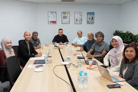 Berita Harian (BH), AMP dan sekumpulan pemain golf veteran bergabung tenaga bagi menjayakan Golf Amal BH-AMP. (Dari kiri) Pegawai Eksekutif Kanan AMP, Cik Marlisa Rosli; Pengarah Eksekutif AMP, Encik Mohksin Mohd Rashid; Encik Mohd Said Abdul Latif; Editor BH, Encik Nazry Mokhtar, pemain golf veteran, Encik Zainal Samat, Encik A Rahim Jaafar, Encik Ibrahim Atan; Editor Audiens dan Perkembangan BH, Cik Norhaiza Hashim; dan Timbalan Editor Audiens dan Perkembangan, Cik Rabiatul Adawiya Binhan.