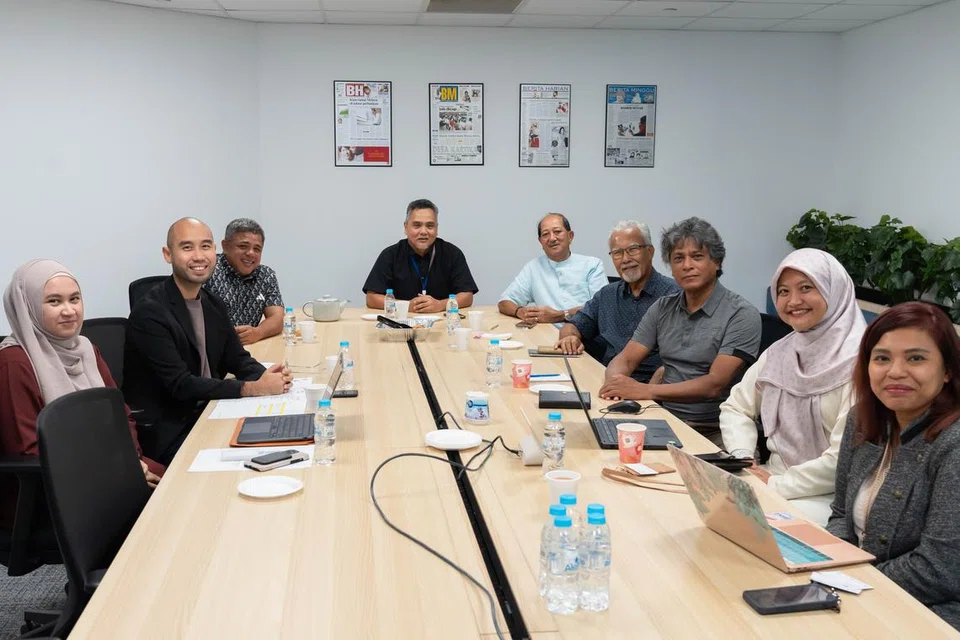 Berita Harian (BH), AMP dan sekumpulan pemain golf veteran bergabung tenaga bagi menjayakan Golf Amal BH-AMP. (Dari kiri) Pegawai Eksekutif Kanan AMP, Cik Marlisa Rosli; Pengarah Eksekutif AMP, Encik Mohksin Mohd Rashid; Encik Mohd Said Abdul Latif; Editor BH, Encik Nazry Mokhtar, pemain golf veteran, Encik Zainal Samat, Encik A Rahim Jaafar, Encik Ibrahim Atan; Editor Audiens dan Perkembangan BH, Cik Norhaiza Hashim; dan Timbalan Editor Audiens dan Perkembangan, Cik Rabiatul Adawiya Binhan.