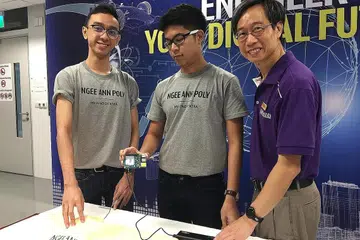 SEJADAH BIJAK: (Dari kiri) Encik Yusuf Musa dan Encik Ryan Aidan Jayasuriya mencipta sejadah bijak yang mampu mengira bilangan rakaat solat menyahut cabaran pensyarah kanan, Encik Low Chee Kin (kanan), agar mencipta produk yang mampu dimanfaatkan masyarakat Islam. - Foto HARYANI ISMAIL