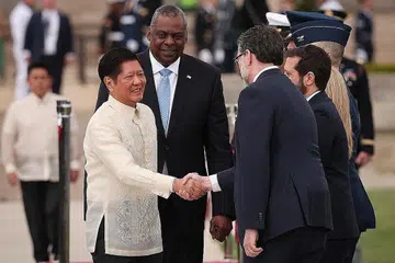 PERTEMUAN DUA HALA: Presiden Filipina, Encik Ferdinand Romualdez Marcos Jr. (kiri), diiringi Setiausaha Pertahanan Amerika, Encik Lloyd Austin (kanan) semasa majlis ketibaan di Pentagon, pada Rabu. Encik Marcos, yang bertemu dengan Presiden Amerika, Encik Joe Biden pada Isnin, mengadakan pertemuan dua hala pada Rabu dengan anggota pentadbiran Encik Biden. - Foto AFP