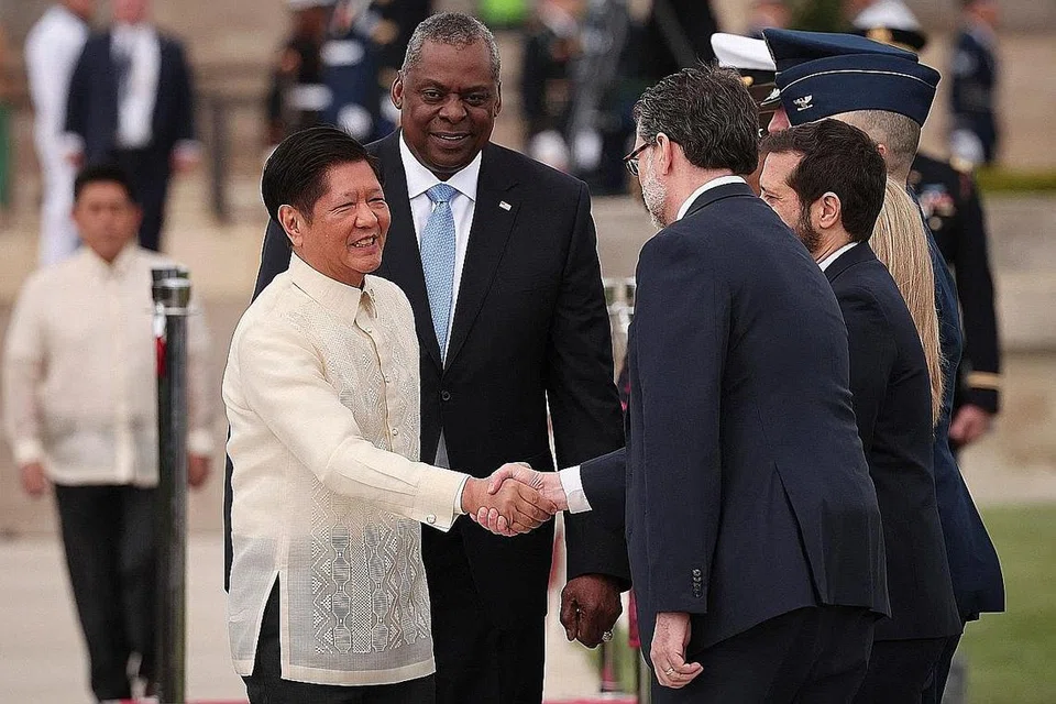 PERTEMUAN DUA HALA: Presiden Filipina, Encik Ferdinand Romualdez Marcos Jr. (kiri), diiringi Setiausaha Pertahanan Amerika, Encik Lloyd Austin (kanan) semasa majlis ketibaan di Pentagon, pada Rabu. Encik Marcos, yang bertemu dengan Presiden Amerika, Encik Joe Biden pada Isnin, mengadakan pertemuan dua hala pada Rabu dengan anggota pentadbiran Encik Biden. - Foto AFP