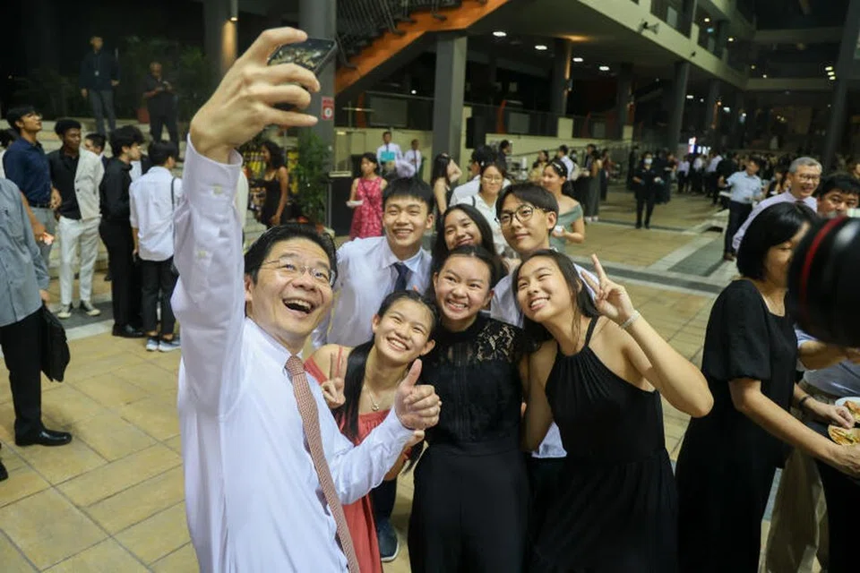 Timbalan Perdana Menteri, Encik Lawrence Wong (depan), bergambar bersama atlet-pelajar Sekolah Sukan Singapura ketika menghadiri sambutan ulang tahun ke-20 dan malam anugerah sekolah itu di kampusnya di Woodlands pada 26 April.