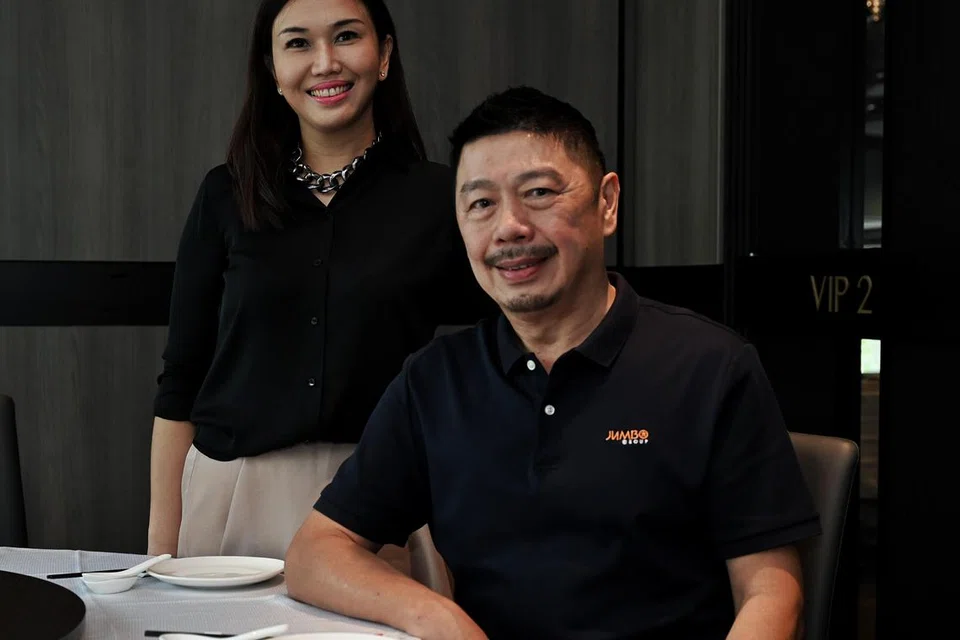 KEPENTINGAN MUTU DAN KHIDMAT MENYELURUH: Ketua Pegawai Eksekutif (CEO) Kumpulan Jumbo Group, Encik Ang Kiam Meng (kanan) bersama CEO Mutiara Seafood, Cik Novie Djayayanti Tjoa, di restoran Mutiara Seafood yang terletak di Wisma Geylang Serai. 