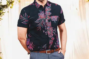 TAMPARAN WABAK COVID-19: Pereka fesyen setempat, Encik Adam Rashid, mendapat tempahan menyiapkan busana Raya buat selebriti Malaysia seperti Fasha Sandha dan Nad Zainal tetapi tidak mampu melaksanakannya kerana banyak kedai kain tutup. - Foto ihsan KHIDHIR ASYRAF MAHBOB