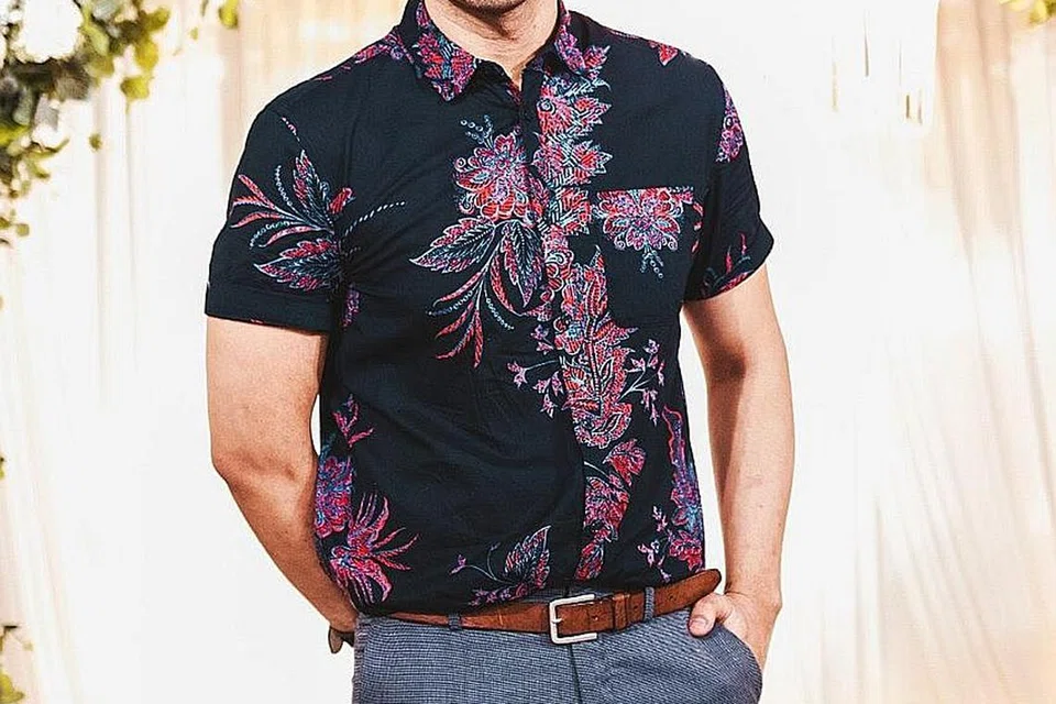 TAMPARAN WABAK COVID-19: Pereka fesyen setempat, Encik Adam Rashid, mendapat tempahan menyiapkan busana Raya buat selebriti Malaysia seperti Fasha Sandha dan Nad Zainal tetapi tidak mampu melaksanakannya kerana banyak kedai kain tutup. - Foto ihsan KHIDHIR ASYRAF MAHBOB