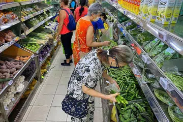 BELI APA YANG PERLU: Sheng Siong berkata mereka sedang berusaha memastikan semua cawangan pasar raya mereka sentiasa mempunyai bekalan segar pada setiap masa. - Foto BH oleh JASON QUAH