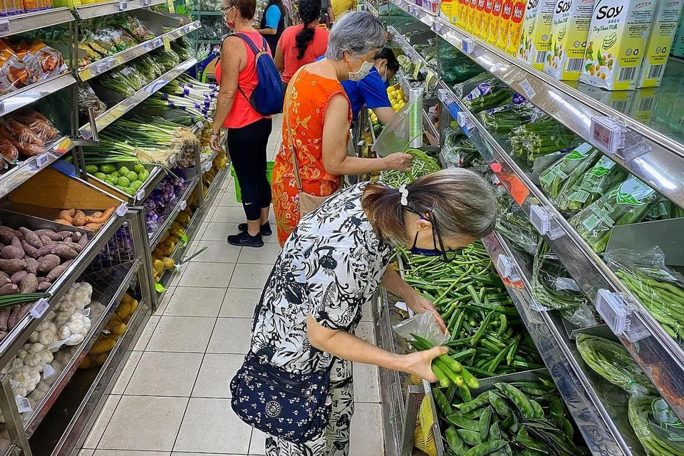 BELI APA YANG PERLU: Sheng Siong berkata mereka sedang berusaha memastikan semua cawangan pasar raya mereka sentiasa mempunyai bekalan segar pada setiap masa. - Foto BH oleh JASON QUAH