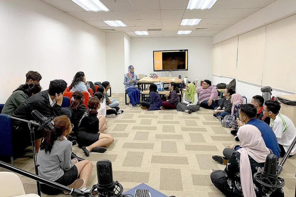 PENUHI KEPERLUAN GOLONGAN MUDA: Koresponden Shahida Sarhid berkongsi pengalaman beliau berkaitan podcast BH, #NoTapis, bersama remaja daripada Institut Pendidikan Teknikal (ITE), politeknik dan universiti. - Foto fail 