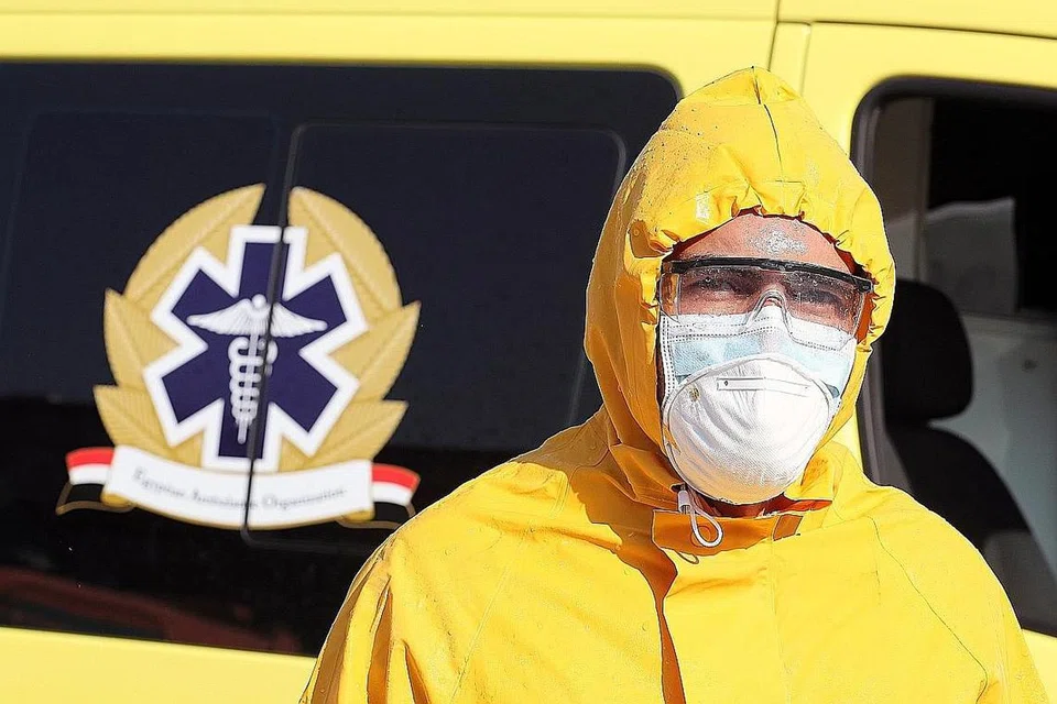 MESIR: Keperluan pakaian lengkap bagi pegawai perubatan seperti di Mesir ini harus diberi keutamaan. - Foto EPA-EFE