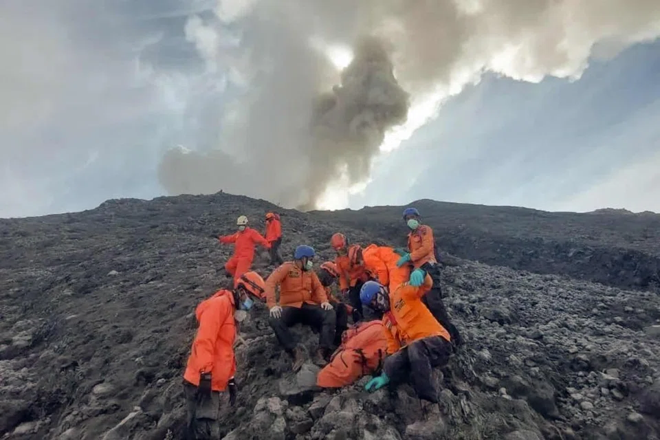 SUKAR DAN GETIR: Gambar yang dirakam pada 4 Disember ini dikongsi Badan Mencari dan Menyelamat Kebangsaan (Basarnas) pada 5 Disember. Ia menunjukkan anggota penyelamat memindahkan salah seorang mangsa dari lereng Gunung Marapi di Sumatera Barat. 