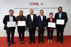 SUMBANGAN DIBERI: Encik Edwin Tong (tiga dari kanan) bersama Encik S.S. Teo (tiga dari kiri) dan wakil-wakil empat kumpulan etnik bantu diri (dari kiri) pengarah eksekutif CDAC, Encik Tan Yap Kin; CEO Yayasan Mendaki, Cik Zuraidah Abdullah; presiden EA, Cik Sandra Theseira dan CEO Sinda, Encik Anbarasu Rajendran. - Foto PACIFIC INTERNATIONAL LINES