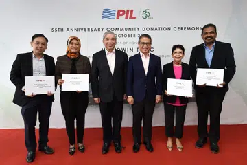 SUMBANGAN DIBERI: Encik Edwin Tong (tiga dari kanan) bersama Encik S.S. Teo (tiga dari kiri) dan wakil-wakil empat kumpulan etnik bantu diri (dari kiri) pengarah eksekutif CDAC, Encik Tan Yap Kin; CEO Yayasan Mendaki, Cik Zuraidah Abdullah; presiden EA, Cik Sandra Theseira dan CEO Sinda, Encik Anbarasu Rajendran. - Foto PACIFIC INTERNATIONAL LINES