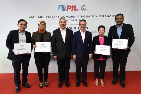SUMBANGAN DIBERI: Encik Edwin Tong (tiga dari kanan) bersama Encik S.S. Teo (tiga dari kiri) dan wakil-wakil empat kumpulan etnik bantu diri (dari kiri) pengarah eksekutif CDAC, Encik Tan Yap Kin; CEO Yayasan Mendaki, Cik Zuraidah Abdullah; presiden EA, Cik Sandra Theseira dan CEO Sinda, Encik Anbarasu Rajendran. - Foto PACIFIC INTERNATIONAL LINES