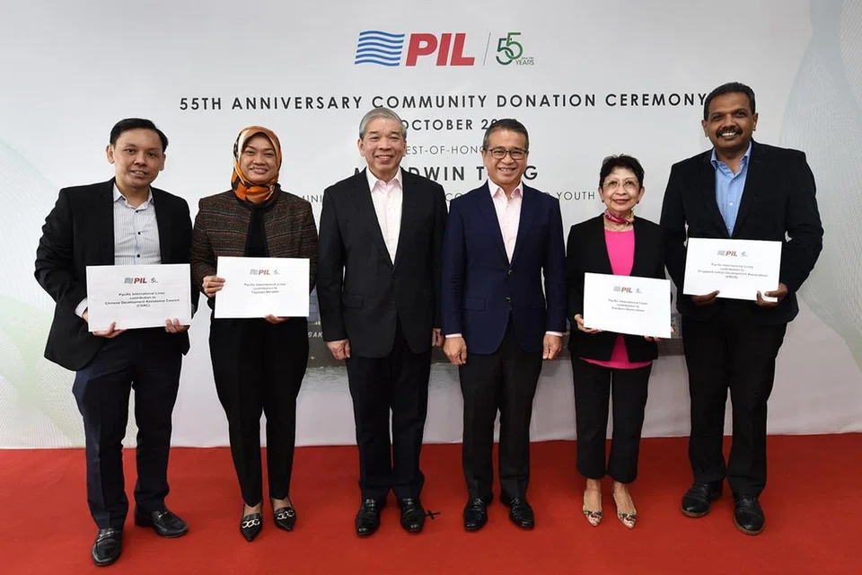 SUMBANGAN DIBERI: Encik Edwin Tong (tiga dari kanan) bersama Encik S.S. Teo (tiga dari kiri) dan wakil-wakil empat kumpulan etnik bantu diri (dari kiri) pengarah eksekutif CDAC, Encik Tan Yap Kin; CEO Yayasan Mendaki, Cik Zuraidah Abdullah; presiden EA, Cik Sandra Theseira dan CEO Sinda, Encik Anbarasu Rajendran. - Foto PACIFIC INTERNATIONAL LINES