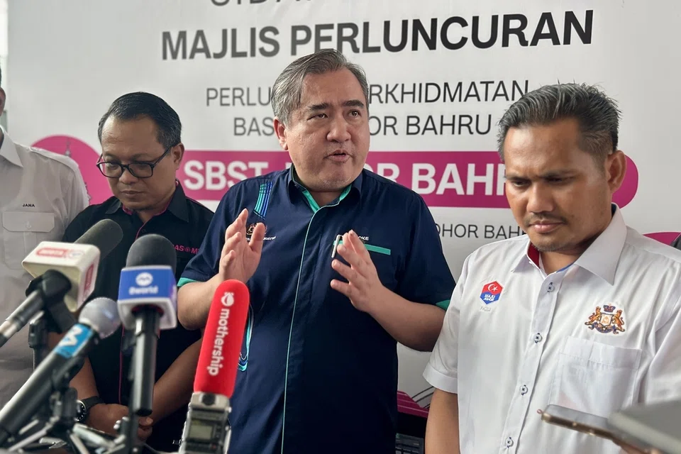 Menteri Pengangkutan Malaysia, Encik Anthony Loke Siew Fook (tengah), bercakap kepada pemberita selepas majlis perasmian peluasan BAS.MY Johor Bahru di JB Sentral pada 8 Oktober.