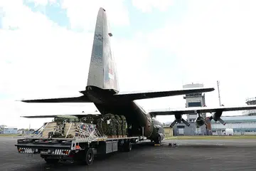 SEMANGAT KERJASAMA: Bahan keperluan SAF dimuatkan dalam perut pesawat RSAF C-130 sebelum melancarkan misi 'airdrop' melalui udara. - Foto BH oleh HARITH MUSTAFFA