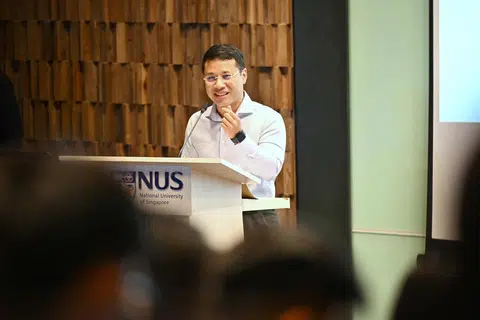 Menteri Pembangunan Negara, Encik Desmond Lee, mengumumkan tentang kelonggaran dalam cara menilai pendapatan pasangan muda apabila membeli unit Bina Ikut Tempahan (BTO)  pada 26 Mac di Universiti Nasional Singapura (NUS).