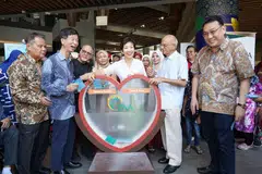 Menteri Kemampanan dan Sekitaran, Cik Grace Fu (tengah), bersama Jawatankuasa Akar Umbi Yuhua serta wakil daripada TAA semasa lawatan bagi menghulurkan derma di Wisma Geylang Serai (WGS).