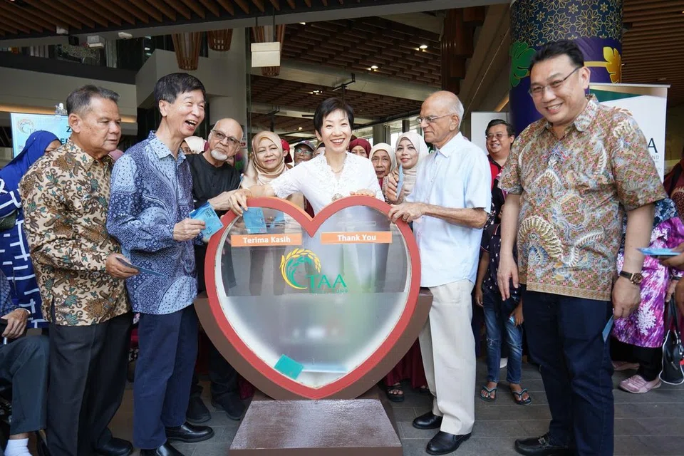 Menteri Kemampanan dan Sekitaran, Cik Grace Fu (tengah), bersama Jawatankuasa Akar Umbi Yuhua serta wakil daripada TAA semasa lawatan bagi menghulurkan derma di Wisma Geylang Serai (WGS).