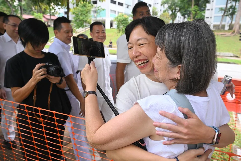  Cik Jasmin Lau, Deyi Secondary