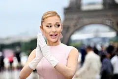 Penyanyi dan penggubah lagu Amerika, Ariana Grande, meminta maaf jika beliau menyinggung perasaan pelakon, Elvira pada 2017 sewaktu diminta bergambar sama dan dirinya menolak.