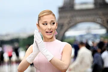 Penyanyi dan penggubah lagu Amerika, Ariana Grande, meminta maaf jika beliau menyinggung perasaan pelakon, Elvira pada 2017 sewaktu diminta bergambar sama dan dirinya menolak.