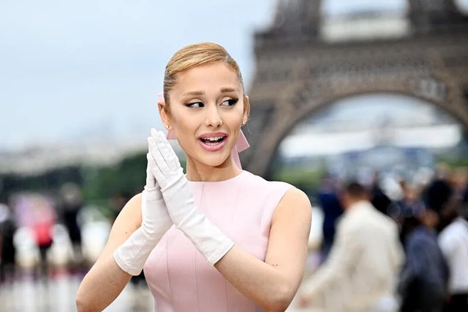 Penyanyi dan penggubah lagu Amerika, Ariana Grande, meminta maaf jika beliau menyinggung perasaan pelakon, Elvira pada 2017 sewaktu diminta bergambar sama dan dirinya menolak.