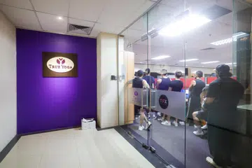 Syarikat induk True Group, Kontafarma, dalam laporan tahunannya melaporkan bahawa setakat akhir 2025, ia mempunyai seramai 257 kakitangan bagi perniagaan kecergasannya di Singapura.