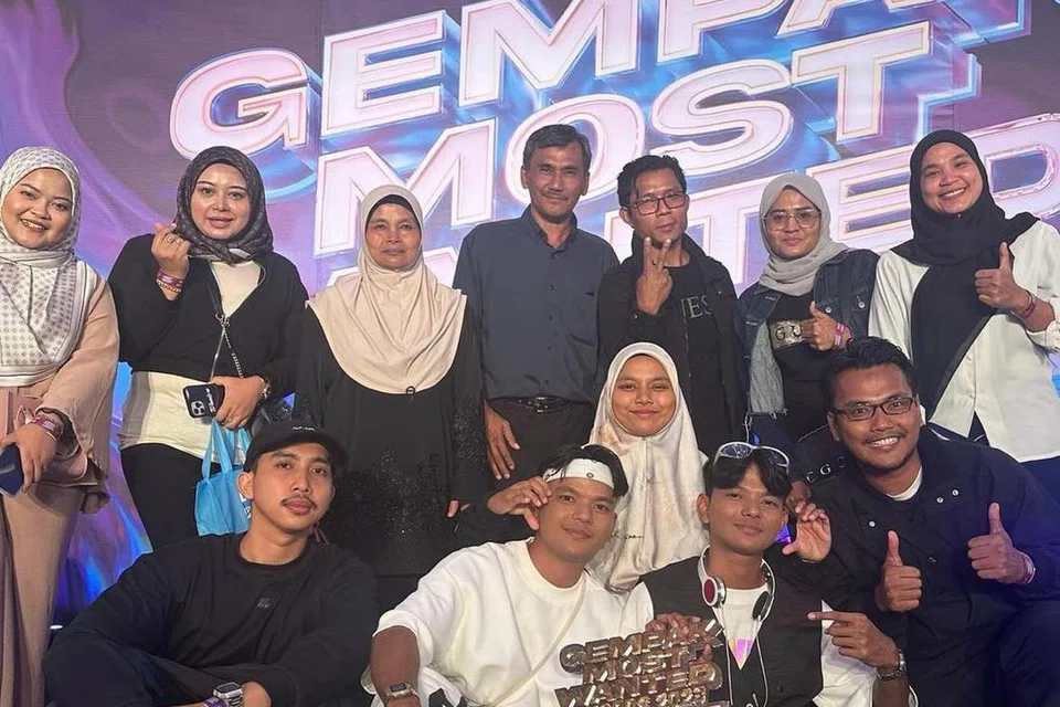 Pasangan kembar yang juga pempengaruh media sosial popular di Malaysia, Amin (duduk dua dari kiri) dan adiknya, Abid (duduk dua dari kanan) bersama keluarga selepas memenangi kategori Content Creator Lifestyle Tergempak pada Anugerah Gempak Most Wanted 2023 anjuran Astro Gempak.