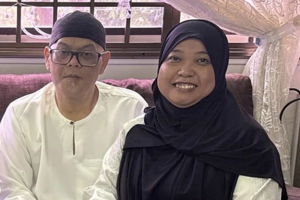 Encik Azhar Zainal (kiri) bersama isterinya, Cik Rahimah Mohamed Said, yang sudah bekerja sebagai seorang jururawat sekitar 30 tahun. 