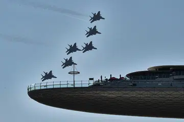 Jet pejuang F-15SG dari Angkatan Udara Republik Singapura dilihat merentasi SkyPark Oberservation Deck Marina Bay Sands semasa Hari Kebangsaan Singapura ada 9 Ogos 2021. 