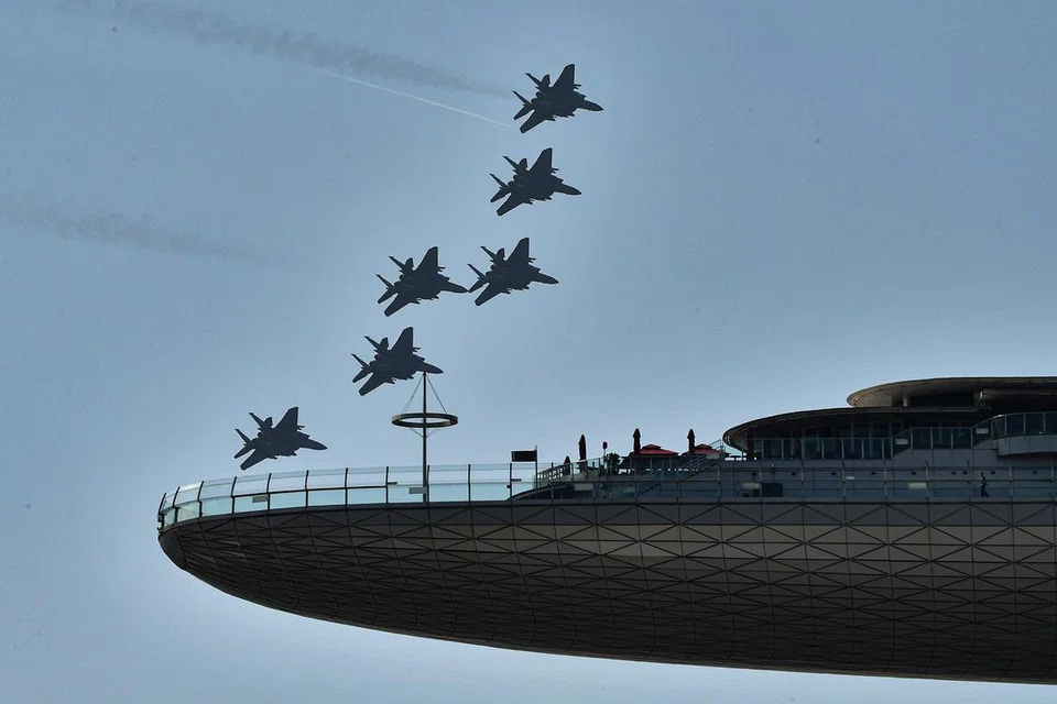 Jet pejuang F-15SG dari Angkatan Udara Republik Singapura dilihat merentasi SkyPark Oberservation Deck Marina Bay Sands semasa Hari Kebangsaan Singapura ada 9 Ogos 2021. 