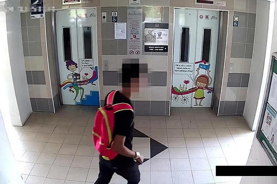 JEJAK ORANG HILANG: Seorang wanita dapat dijejaki dan dipastikan selamat dalam masa tiga jam selepas dilaporkan hilang, dengan bantuan kamera polis. 'TANGKAP' SUSPEK: Suspek di sebalik beberapa cubaan merompak di sekitar Bedok North 'ditangkap' oleh kamera polis. Kes pecah masuk di flat HDB berkurangan 56.8 peratus, daripada 74 kes pada 2015 kepada 32 kes pada 2020, antara lain hasil keberkesanan PolCam (kiri). - Foto-foto PASUKAN POLIS SINGAPURA (SPF)