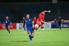 Ikhsan (kiri) ketika beraksi menentang Kyrgyzstan dalam kelayakan Piala Asia AFC pada 9 Jun.