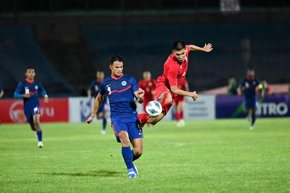 Ikhsan (kiri) ketika beraksi menentang Kyrgyzstan dalam kelayakan Piala Asia AFC pada 9 Jun.
