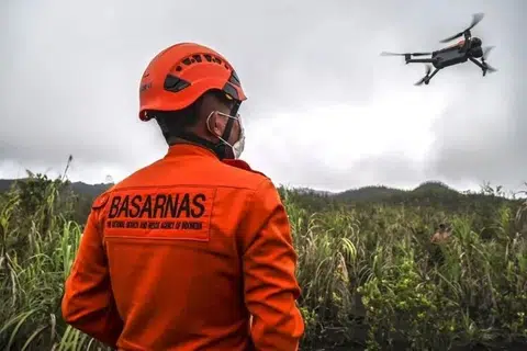 Anggota pasukan mencari dan menyelamat, Badan Nasional Pencarian dan Pertolongan (Basarnas), menggunakan dron bagi memantau kawasan operasi pencarian mangsa letusan Gunung Dukono di Galela, Halmahera Utara, Maluku Utara pada 9 Mei.