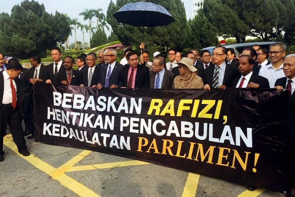BANTAH PENANGKAPAN: Sekitar 50 AP parti pembangkang berarak dari bangunan Parlimen ke ibu pejabat polis Bukit Aman untuk membantah penahanan Encik Rafizi. - Foto KAMLES KUMAR