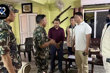 Penasihat khas Humanity Matters, Encik Hassan Ahmad (dua dari kanan) berkata bahawa pihaknya telah memperoleh dan membekalkan peralatan perlindungan peribadi (PPE) serta pelitup muka N95 untuk petugas barisan hadapan di rumah mayat dan pusat pemindahan perubatan.