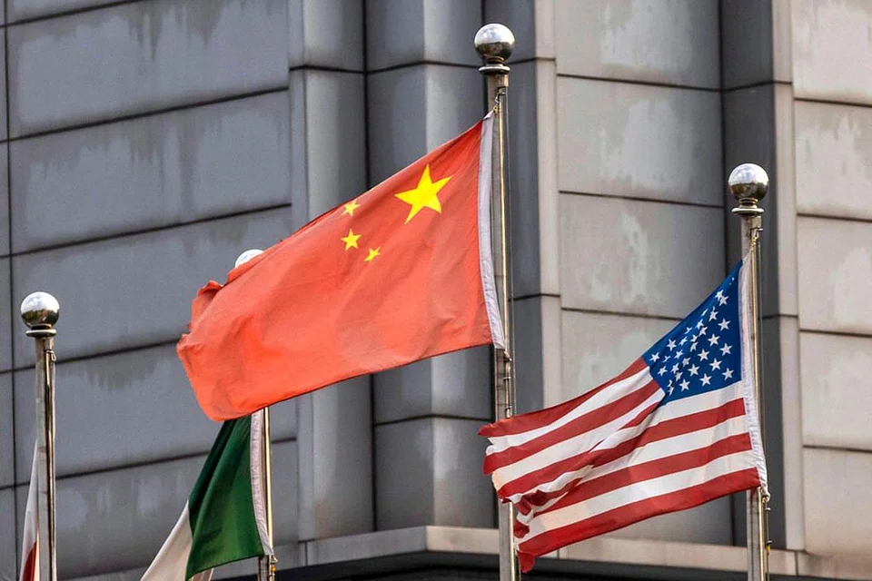 TEKANAN KE ATAS HUBUNGAN AMERIKA-CHINA: Hubungan dingin antara dua kuasa besar dunia ini menjadi satu isu dalam kempen menjelang Pilihan Raya Presiden Amerika pada 3 November ini, dengan Encik Donald Trump cuba mempertahankan kedudukannya bagi penggal kedua. - Foto EPA-EFE