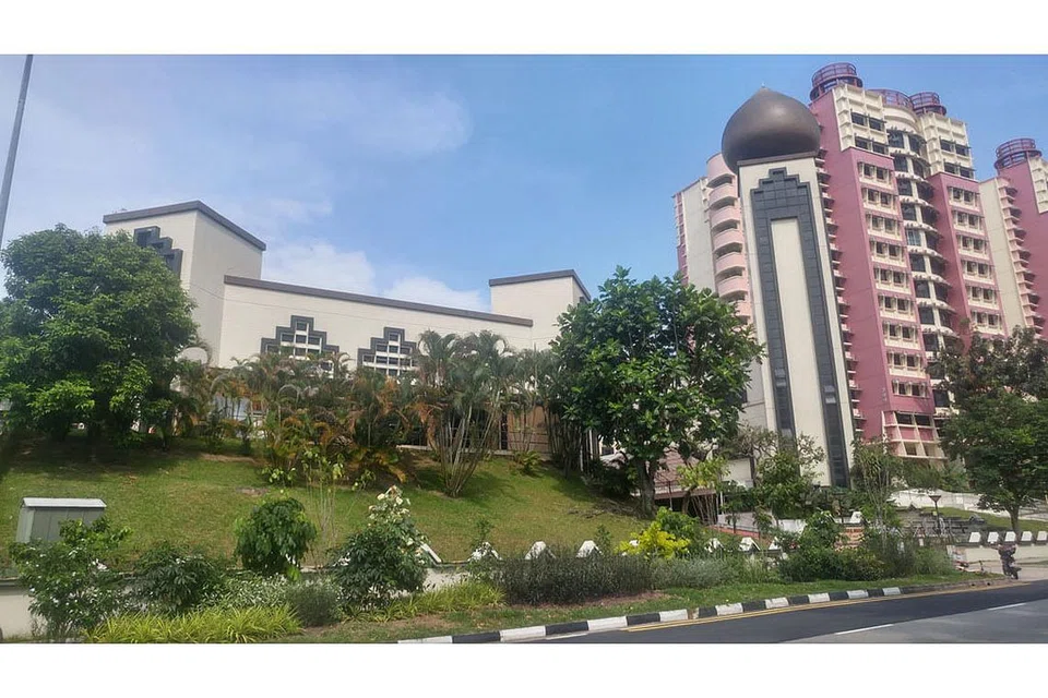 DIRASMIKAN PADA 1987: Masjid Darul Makmur yang terletak di kawasan bukit di Yishun Avenue 2, akan menjalani kerja peningkatan pada hujung tahun ini, termasuk pembinaan lif. - Foto MASJID DARUL MAKMUR