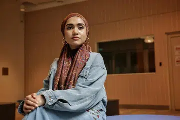 Shazza dilihat sebagai anak muda yang mempunyai bakat mencipta lagu yang memenuhi citarasa ramai serta merendah hati tetapi perlu perkukuh identitinya agar tidak disamakan dengan idolanya, Yuna.